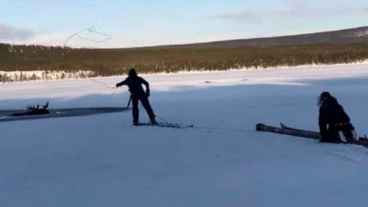 Helena Läntas som Per-Ailo fick bli den som gick längst ut på den tunna isen. Till sist lyckades han kasta lassot runt älgens horn.