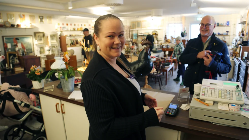 Sara Nyroth bakom disken på 4Home. Nu finns de på Greta Arwidssons gata i Visby. 