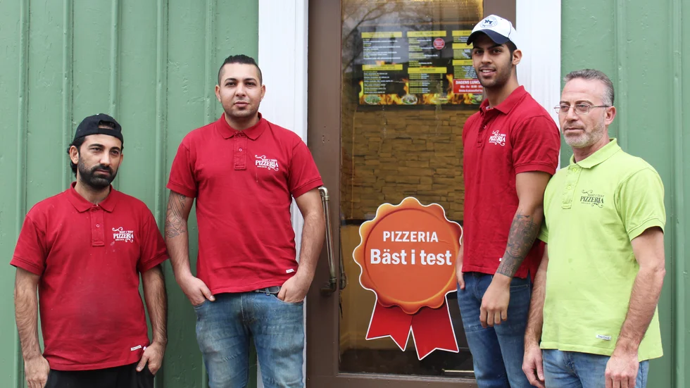 (Från vänster) Ismael Khader och Räkan Kalari har öppnat pizzeria. Här tillsammans med Raza Shirazi och Nader Kabaz som jobbar på pizzerian. 