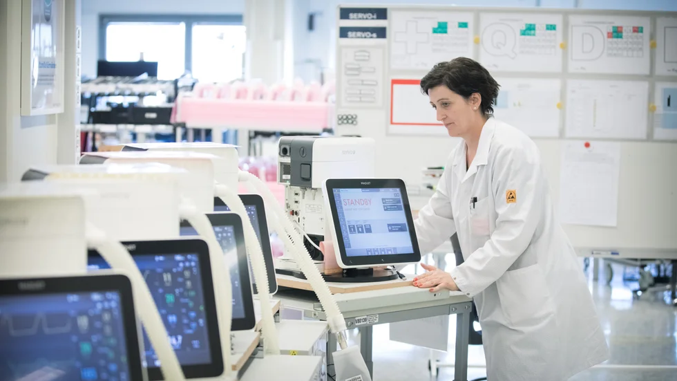 Medicinteknikbolaget Getinge satsar på att utöka produktionen av respiratorer med 60 procent till följd av ökad efterfrågan i coronakrisen.