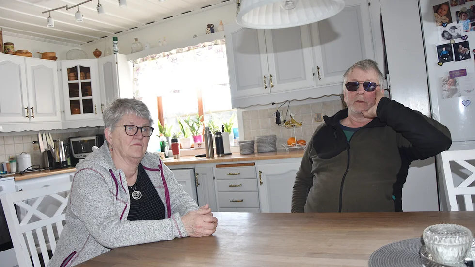 Mats och Kerstin Lundh tycker båda att den olycksdrabbade järnvägsövergången är obehaglig att köra över. "Den är farlig.,"