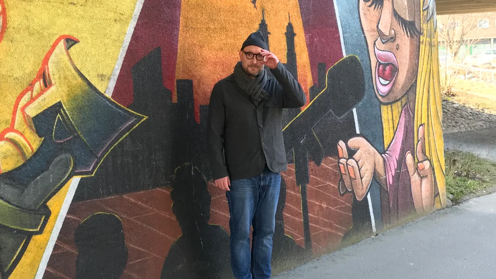 Mikael Källarsson gick aldrig i Eskilstunas musikskola, det ångrar han idag. Som tonåring lärde han sig dock att spela gitarr och var med i flera olika band.