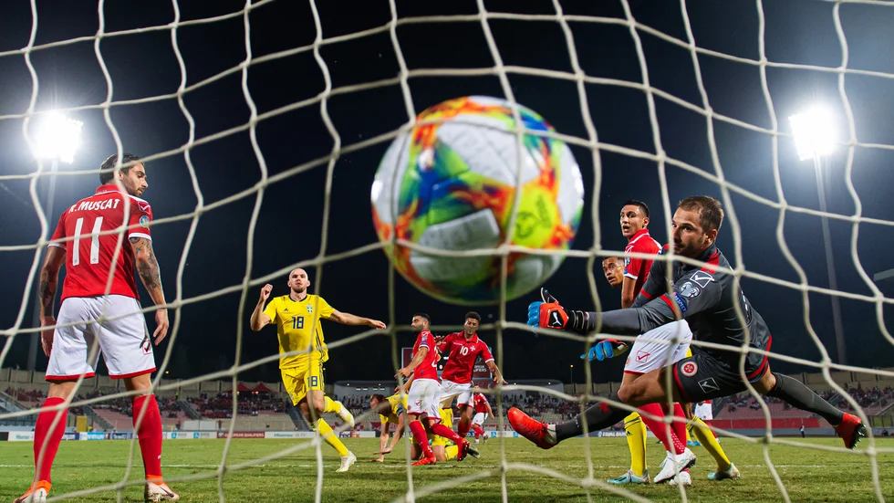 Här är årets Sportbild i actionklassen. Marcus Danielson har gjort sitt första mål i landslaget i EM-kvalet mot Malta och Joel Marklund knäppte den här magiska bilden.