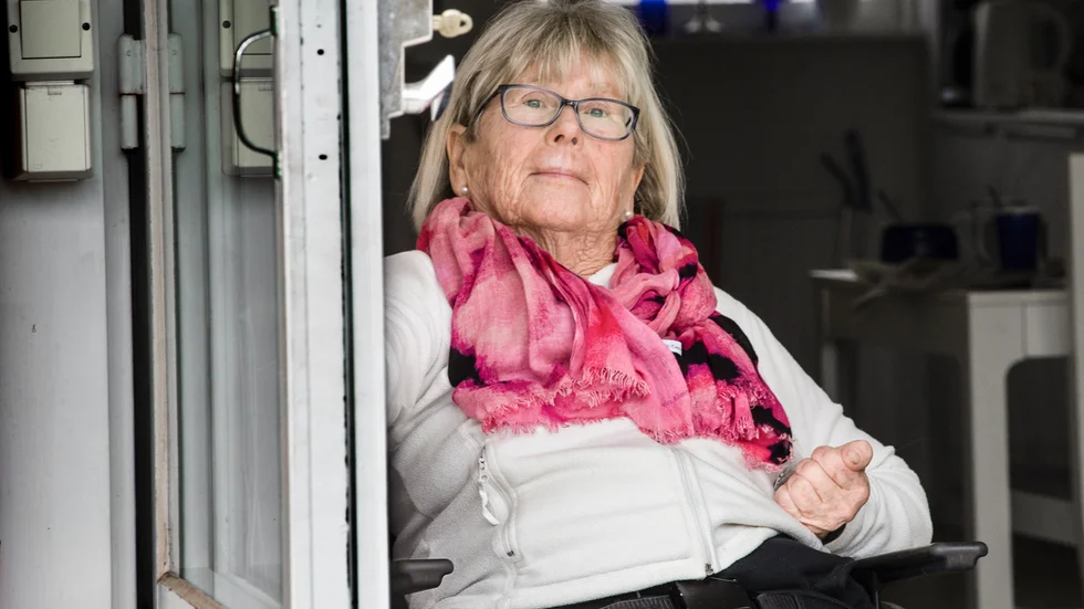 Inte minst nu i coronatider ser Märta Sundell fördelar med den nya tekniken. Hemtjänsten behöver inte komma på nattliga besök i bostaden utan kan titta till henne via kamera. Fotot är taget på avstånd på grund av smittorisken.  