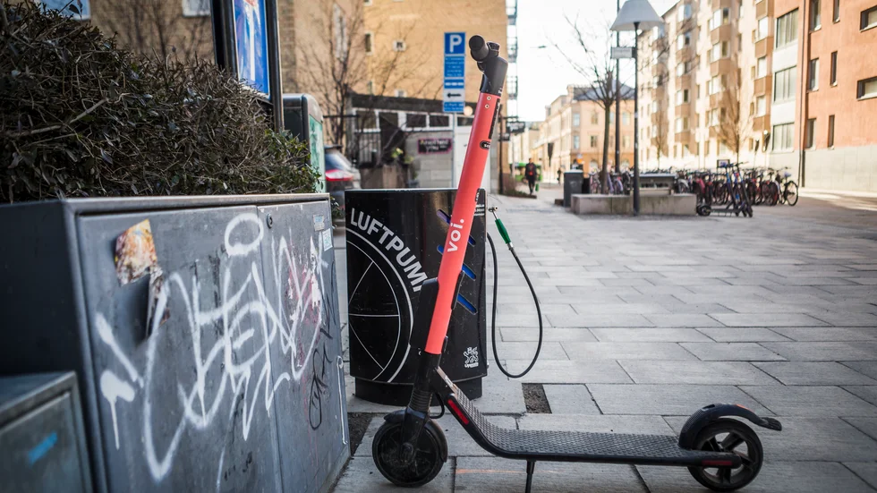 I nuläget finns det inga elsparkcyklar att hyra i Uppsala. Detta efter att företagen Voi och Lime valt att pausa verksamheten med tanke på coronaviruset.