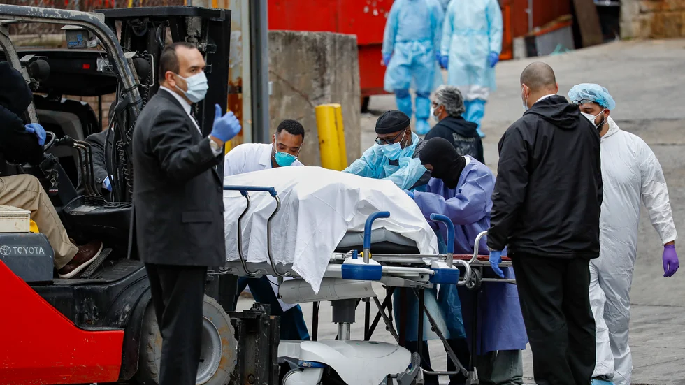New York är värst drabbat av coronaviruset i USA. Här förs kvarlevor iväg från ett sjukhus i Brooklyn, av utrustade arbetare.
