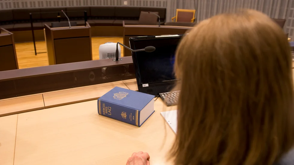 Är många sjuka riskerar rättssalarna att gapa tomma. Tingsrätten i Nyköping kräver för tillfället inte sjukintyg om man inte kan komma till förhandlingen. 