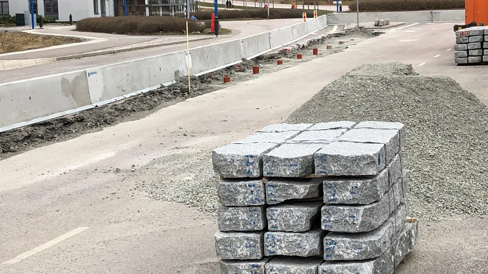 Ett av körfälten på Mästergatan är avstängt för trafik fram till i sommar. Trafiken leds om via pendlarparkeringen.