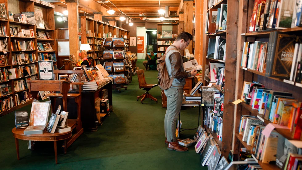 Bokhandeln Powell's Books i USA har återanställts personal som sagts upp på grund av coronakrisen sedan nätförsäljningen skjutit i höjden. Arkivbild.