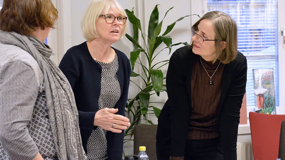 Susanna Alakoski i samspråk med Iréne Ström, en av arbetarna på Algots. På onsdagskvällen genomförde Susanna Alakoski ett författarbesök på biblioteket i Norsjö och på torsdagen besöker hon Morö Backe bibliotek.