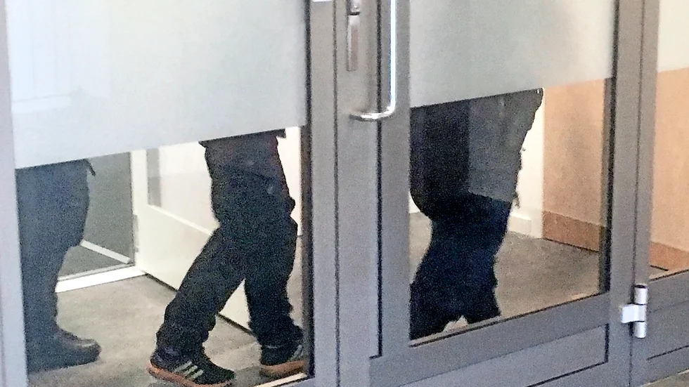 När en person begärs häktad innebär det tidspress för hela rättskedjan: polisen, åklagare, advokat och tingsrätten.