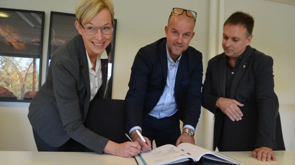 Åsa Andersson,  vd på Skellefteå Industrihus, Magnus Nilsson, vd på Nyhléns Hugosons och kommunalrådet Lorents Burman signerar kontrakt för Nyhléns Hugosons förvärv av Gaffeln 1 på Hedensbyn.
