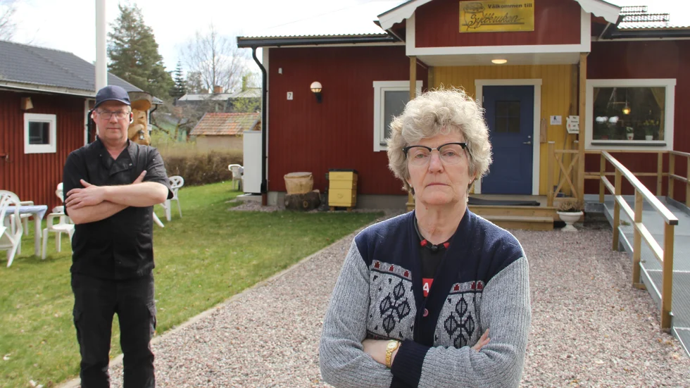 Monika Sandström som är huvudägare till företaget Syltkrukan i Månkarbo är kritisk till att det ska ta fyra månader att betala ut ett beviljat EU-bidrag i coronatider. Till vänster ser vi Per Sandström som även han äger en del i verksamheten.