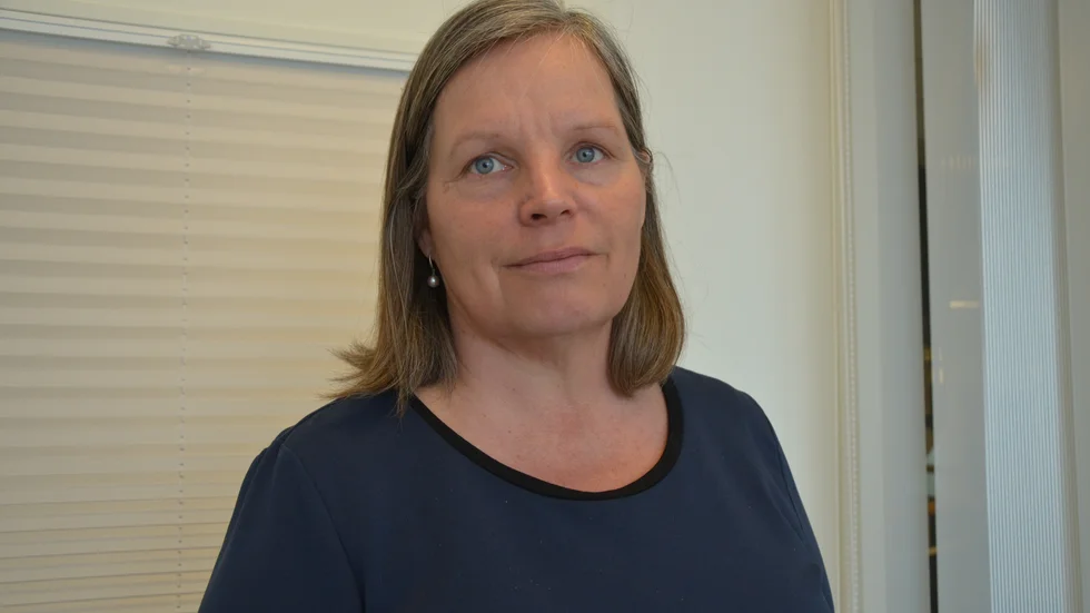 Kommundirektör Lena Ekh har entledigats efter beslut av en oenig kommunstyrelse.