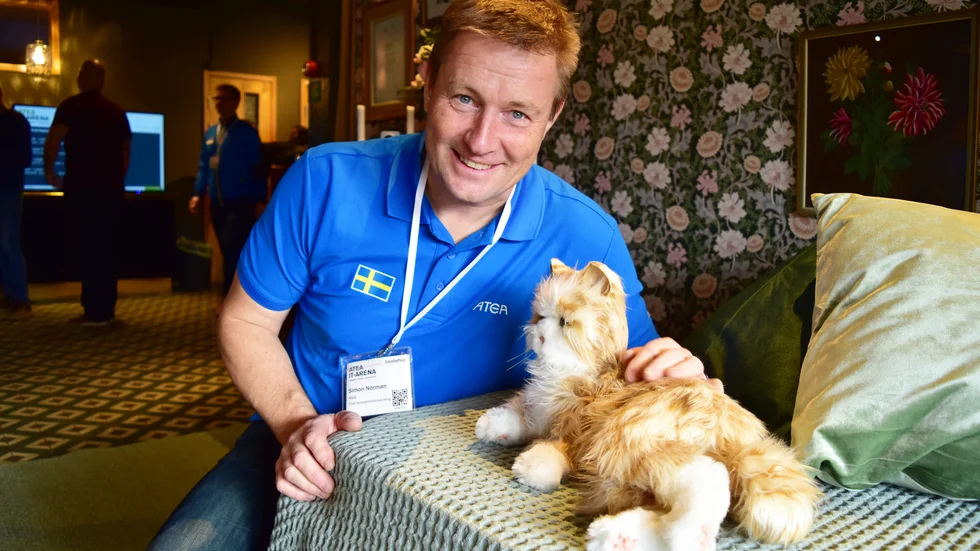 När Simon Norman närmar sig robotkatten börjar den jama. 