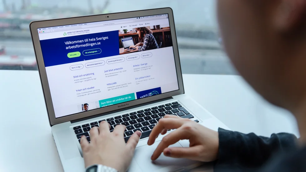 ”Jobbcoachen har samma funktion som våra inflyttarcoacher, de guidar den potentiella inflyttaren vidare till olika aktörer – dessa aktörer kan vara allt från Arbetsförmedling, till enskilda företag, till jobbcoacher i privat näringsliv.”