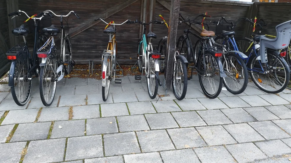 Skebo har märkt ut cyklar och sparkar som de misstänker är övergivna. 