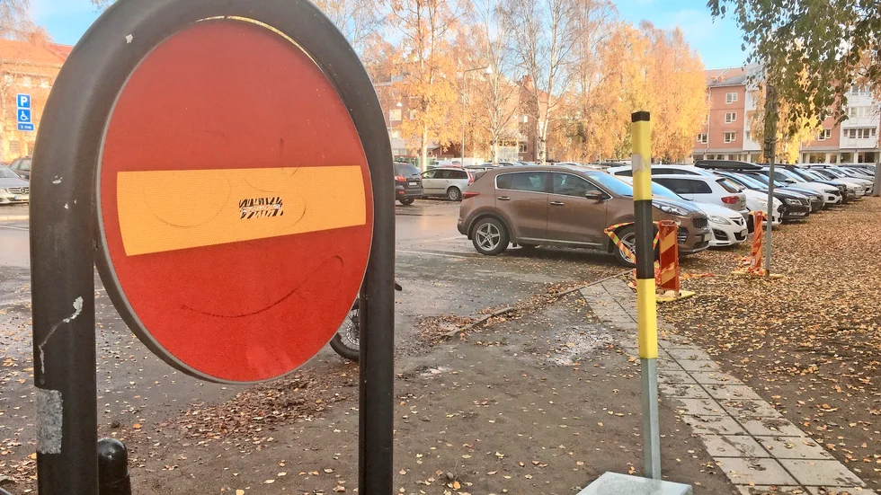 Gärningsmannen flydde österut längs CK-parkeringen, en kort stund senare tappade efterföljande vittnen kontakten med mannen.