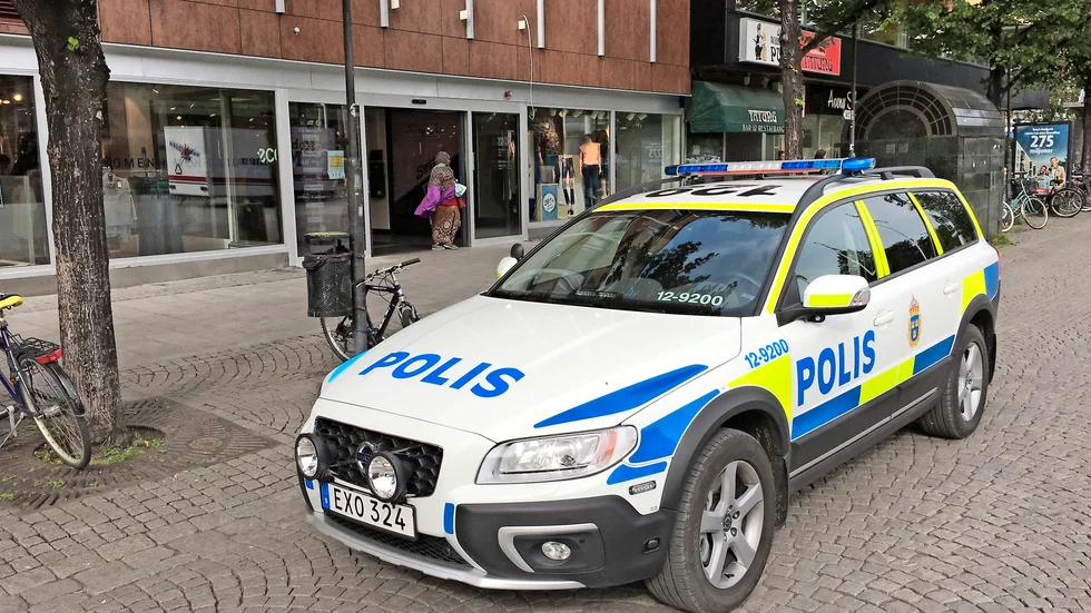 I centrala Skellefteå sökte mannen kontakt med kvinnan. Det slutade med att flera polispatruller samt en patrullhund kopplades in i sökandet efter den flyende mannen.