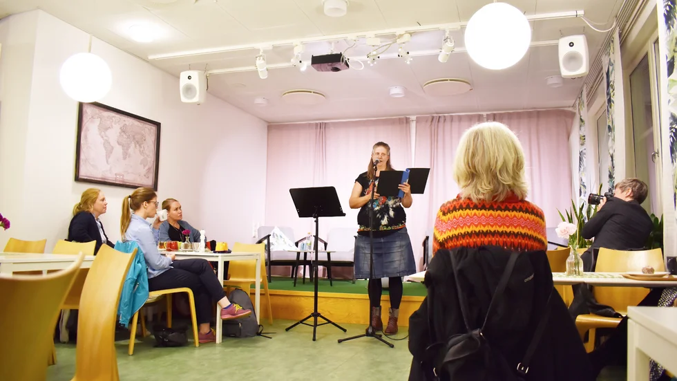 Maria Nordvik läser sina dikter från Nordanås caféscen. 
