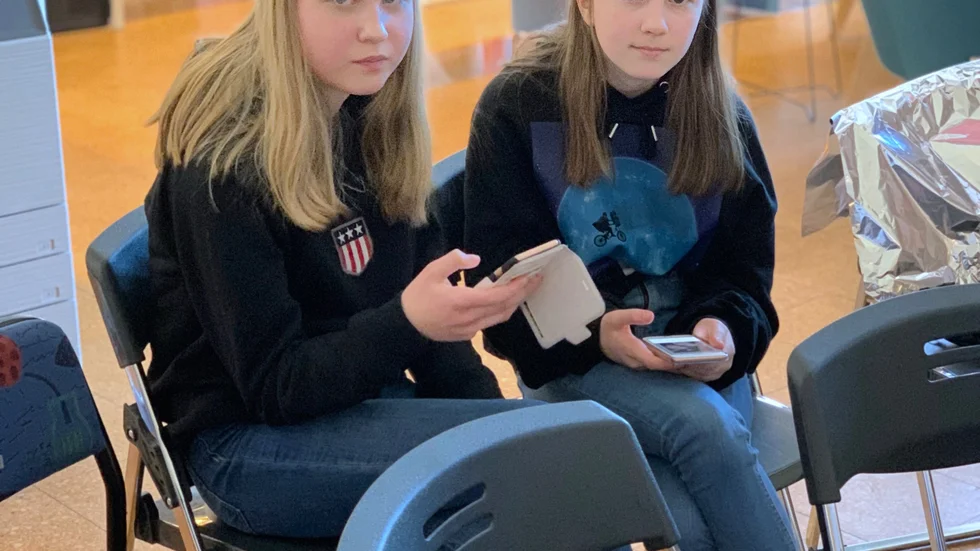 ”Vi har lärt oss hur vi tar bättre bilder”, säger Ingrid Sjölund och Evelina Renling, 12 år, som fick tips och råd av Mia Karlsvärd.