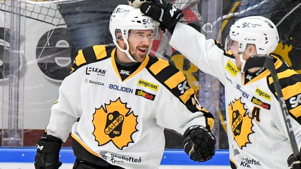 Skellefteås Jimmie Ericsson grattas efter ett mål mot Mora.