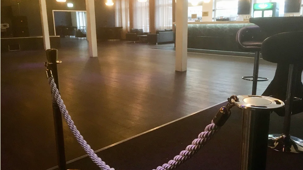 Här på Verandans dansgolv misshandlades kvinnan genom ett våldsam attack mot huvudet. I dagens Norran berättar hon händelsen och vikten av vittnen hör av sig till polisen.