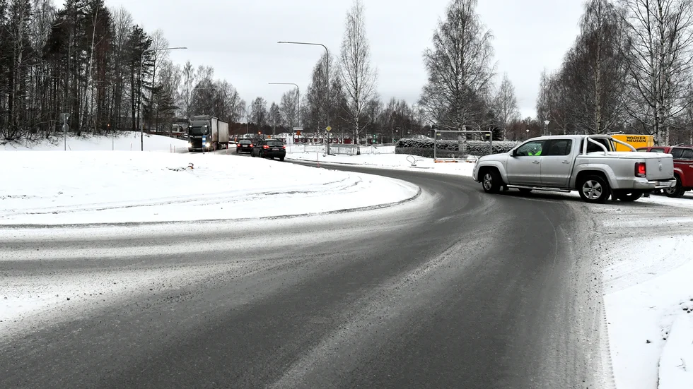 I rondellen på Sunnanå kan man se hjulspår från fordon som kört långt upp på kanterna.