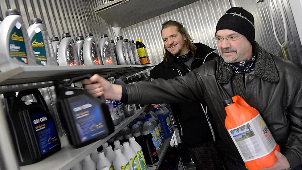 Till höger syns Kent Norgren, ordförande för Drängsmark Centrum Ekonomisk Förening, i samband med att Skelleftebränsle öppnade pumparna utanför Centrumhörnan. 