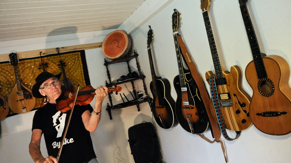 Erik Holmgren har ett gediget intresse för musik och hantverk, en kombination som har resulterat i att han har byggt egna fioler och gitarrer.