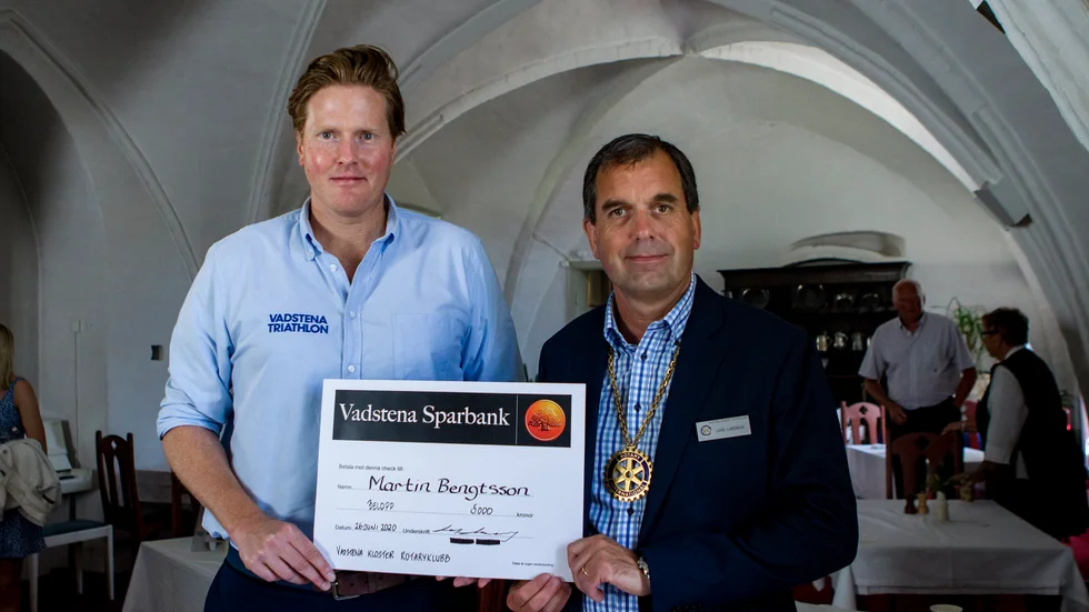 Martin Bengtsson på Vadstena Triathlon tillsammans med prisutdelaren Lars Larienius på Vadstena Klosters Rotaryklubb. 