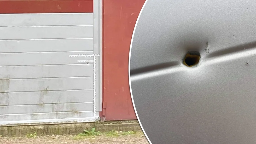 Polisens tekniker undersökte ett kulhål vid Rosvalla på tisdagen. Kulan som satt i väggen är nu skickad på analys.