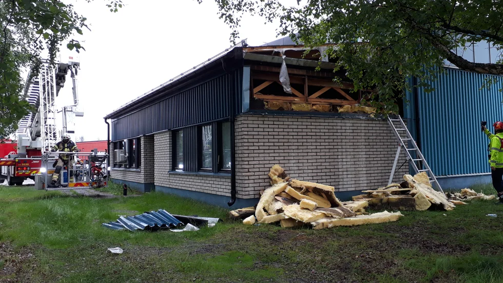 Räddningstjänsten bekämpar branden i Boden.
