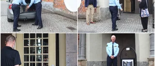 Här returneras regalierna till kyrkan av beväpnad polis