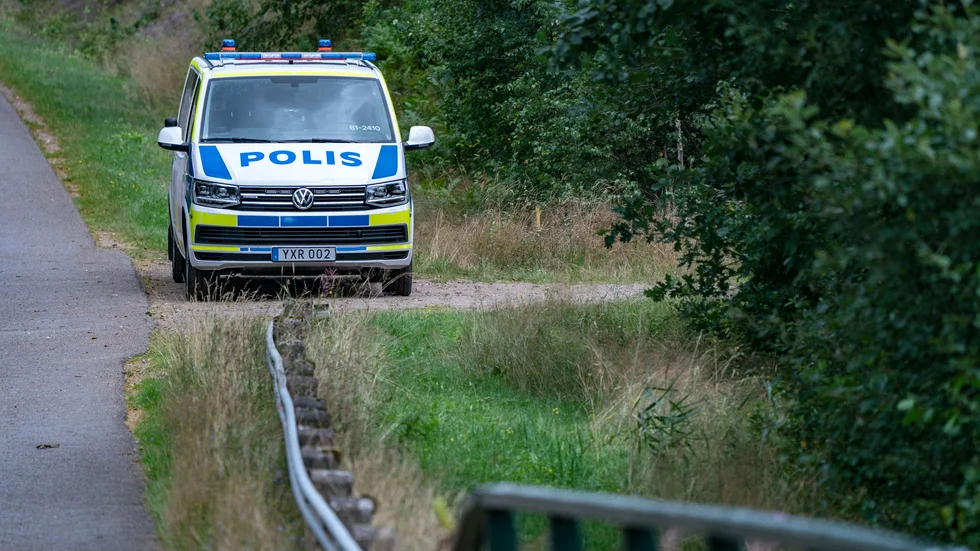 Polis på plats utanför Markaryd där den 70-årige mannen hittades död i början av augusti i fjol. Två män har åtalats för mordet och dom väntas komma den 7 juli. Arkivbild.