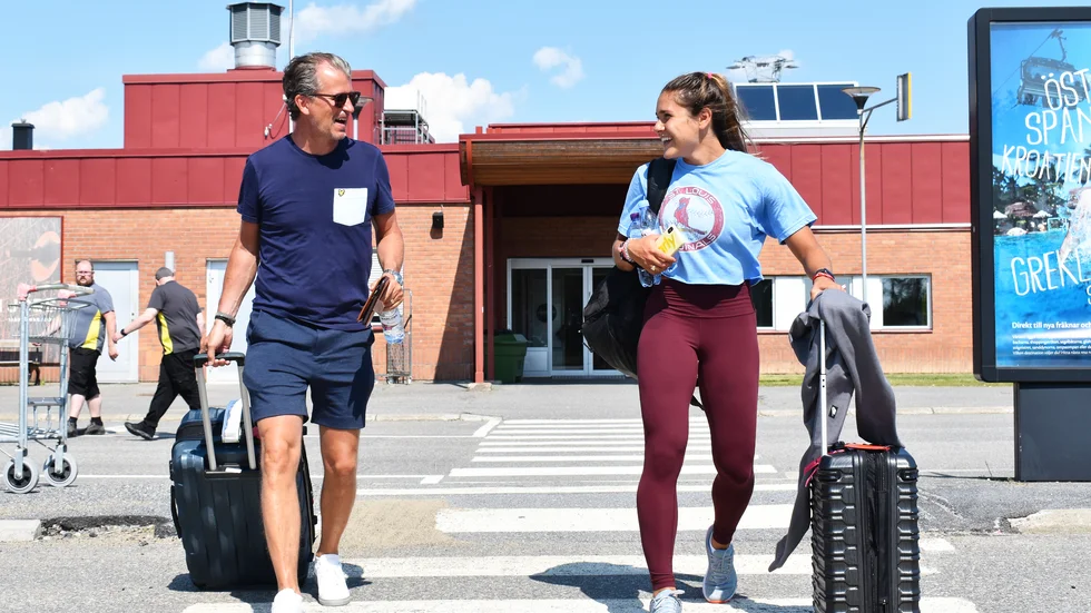 Sportchefen Ola Lindberg mötte upp Carley Wickenheiser på flygplatsen under torsdagen. "Jätteskönt att ha henne tillbaka och på plats", säger han. 