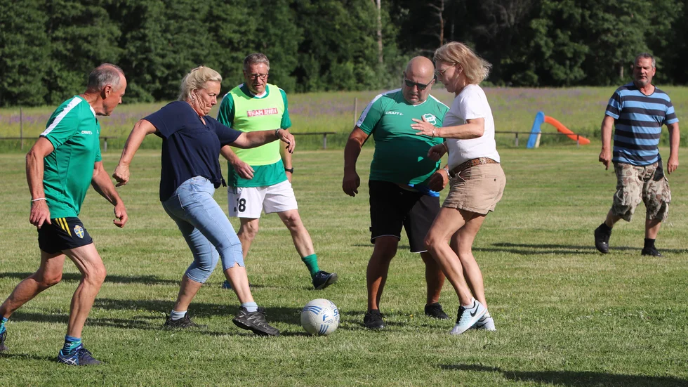 Även om gåfotboll passar bäst för 60+ är det ingen tvekan om att "inte springa" är den svåraste regeln att följa.