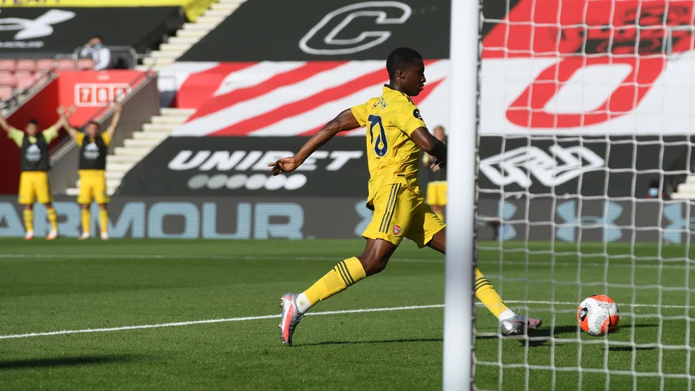 Arsenals Eddie Nketiah rullar in 1–0 i öppet mål mot Southampton.
