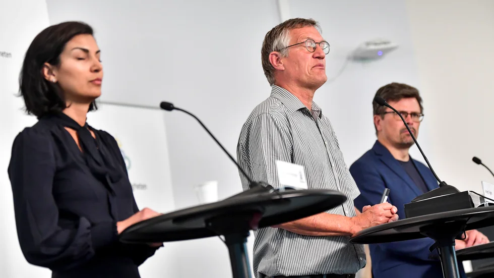 Myndigheter lägger ut sin bild. Från vänster Taha Alexandersson, Socialstyrelsen, Anders Tegnell, statsepidemiolog, och Svante Werger, Myndigheten för samhällsskydd och beredskap.
