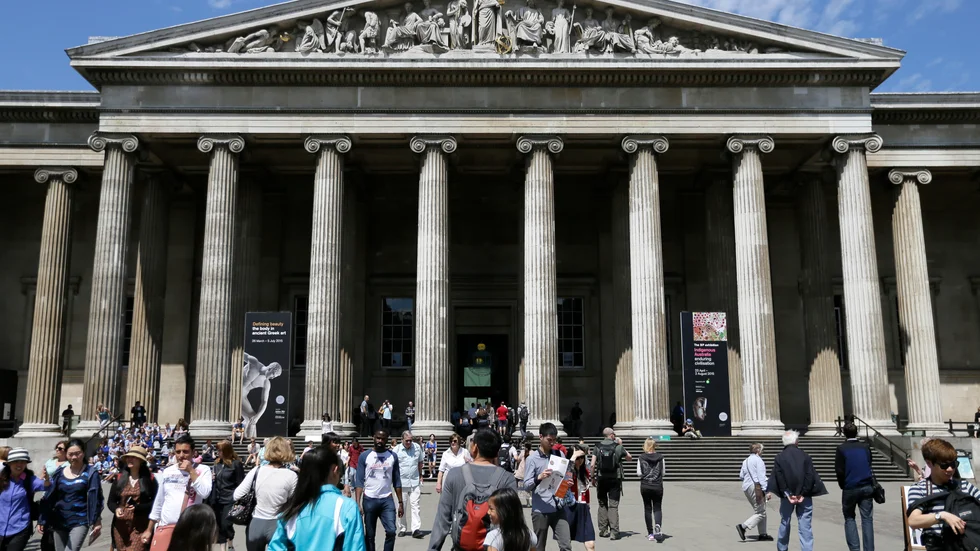 Besökare utanför British Museum i London, i en tid före pandemin. Snart kan det kanske öppna igen. Arkivbild.