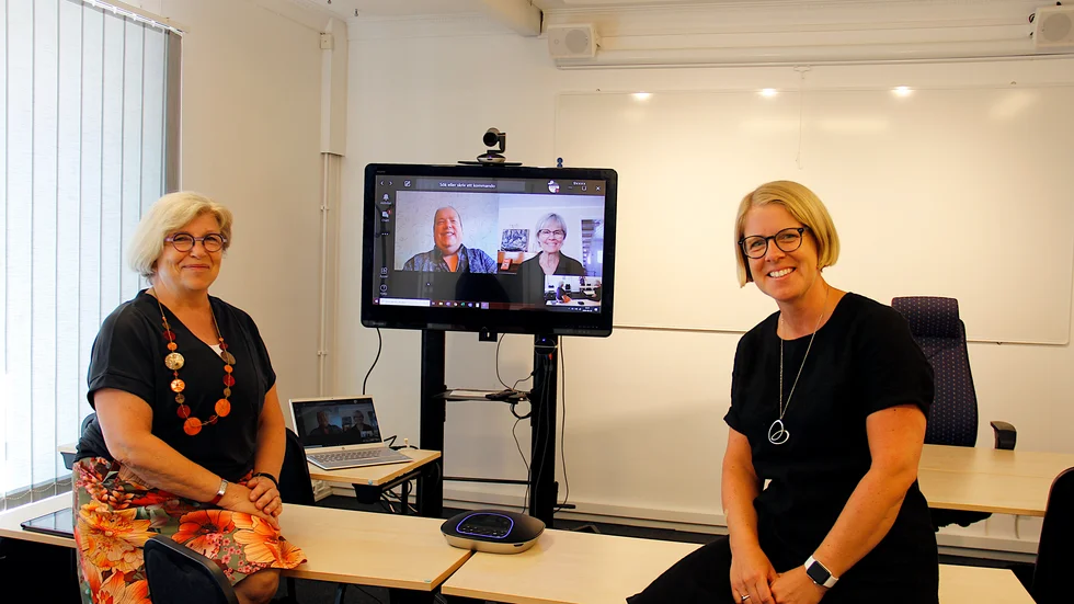 Monica Hallgren, Enköpings Volontärförening, och Helena Westerlund, Studieförbundet Vuxenskolan. På skärmen syns Fredrik Sjöberg, SV, och Eva Hermansson, Volontärföreningen. 