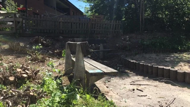 Här fanns tidigare ett skymt och mörkt hörn. Boende på Jenny Linds väg larmade till Uppsalahem att de misstänkte droghandel inne i buskaget. På tisdagen klipptes buskarna ner.