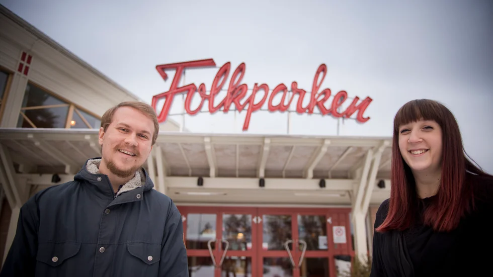 Ludwig Eriksson och Emma Dahlgren driver loppisen på Folkparken i Skellefteå.