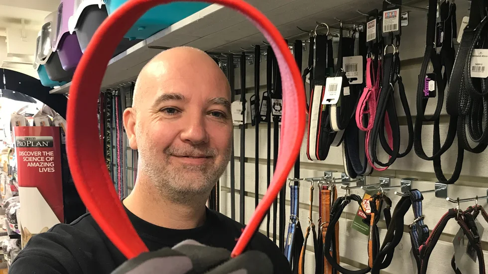 Tobbe Öiangen på Gnesta Djurcenter som säljer tillbehör och foder till hundar, katter och smådjur.