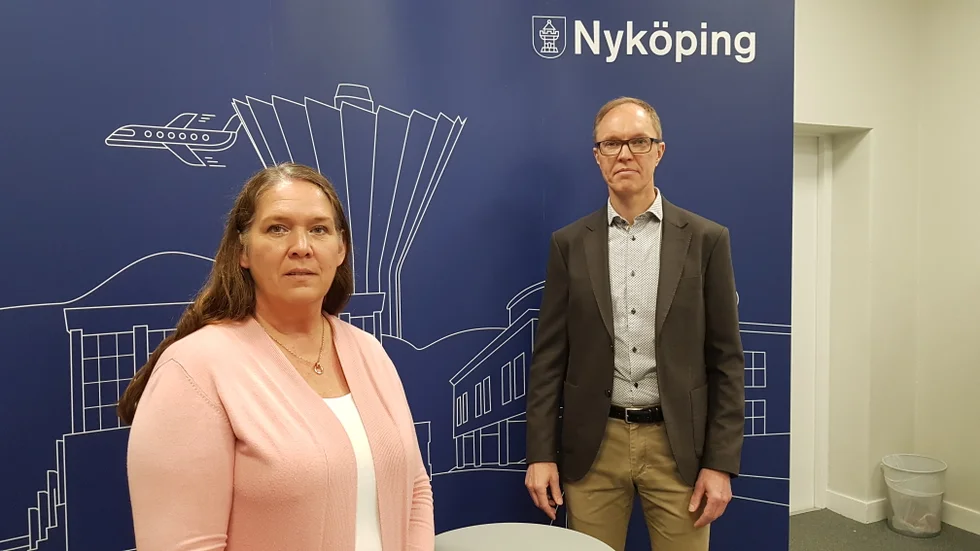 Carina Bark, tillförordnad chef för social omsorg i Nyköpings kommun, och kommundirektör Mats Pettersson.