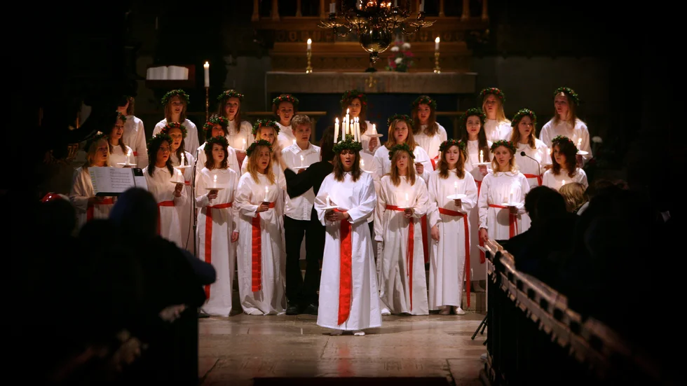 Luciatåg i Visby domkyrka. Vissa förskolor på Gotland tillåter publik på sina luciafiranden, andra inte.  