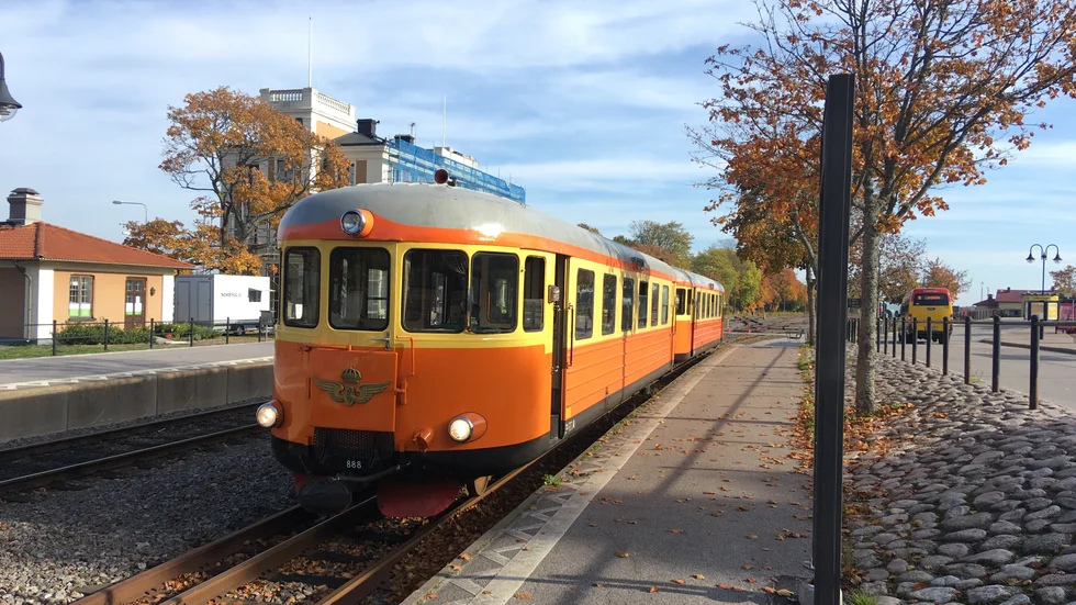 De gula och brandgula monstren stånkade fram i allt annat än blixtens hastighet. Dieselmotorerna spydde ut allehanda otrevligheter. Nu är andra tider.