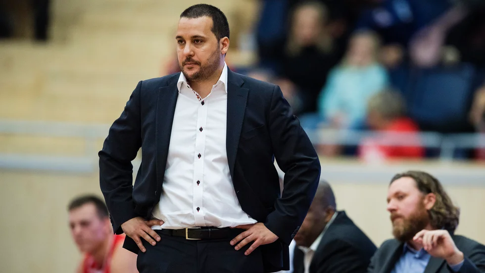 Kevin Gaines är tillbaka som coach i Uppsala. Nu som assisterande till Anders Jonsson i KFUM Uppsala Basket.