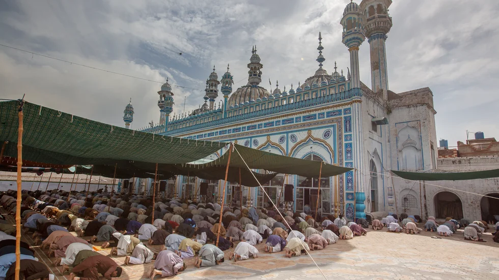 I Pakistan har moskéerna hållit öppet under fastemånaden ramadan – trots risken för spridning av coronaviruset. Bilden är från fredagsbönen i Rawalpindi.