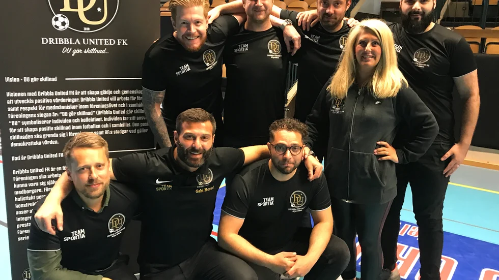 Dribbla United breddar sig och blir fler, för att hålla långsiktigt i framtiden. Styrelsen samlade sig på söndagens föreningsdag. Stående: David Johnson, Jani Pajala, Henrik Johansson, Emmie Melin och Dasaief Morad. Sittande: Martin Grändås, Gabi Morad, Fahmi Alajehji.